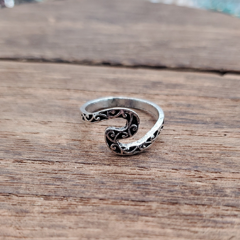 Vintage-Style Silver Tone Open Band Ring with Filigree R825 Size 6